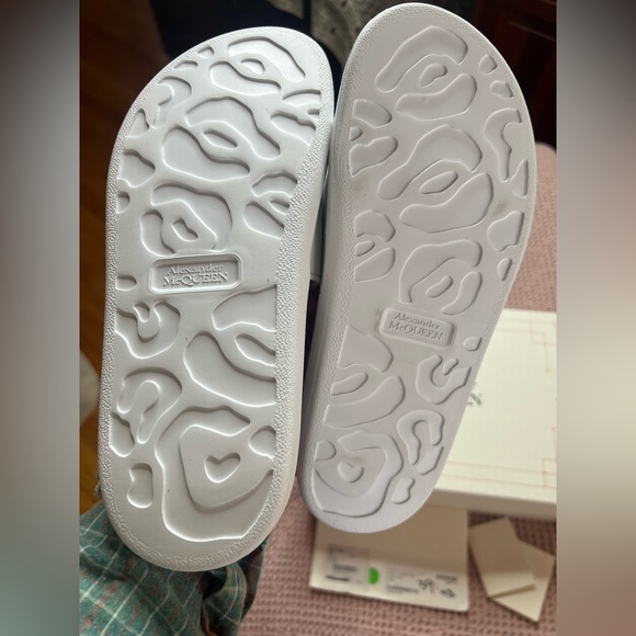 NEW IN Box Alexander McQueen White Rubber Pool Slides - Picture 4 of 9